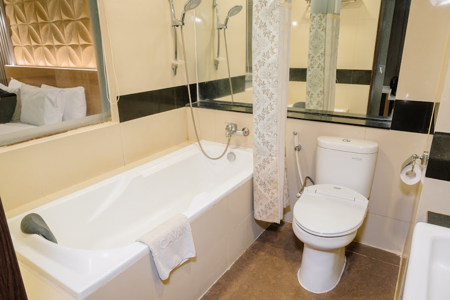 JUNIOR SUITE BATHTUB 212 (2)